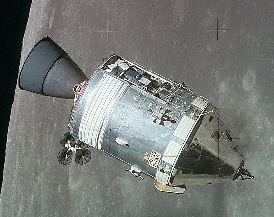  El módulo de Comando/Servicio de Apollo 15 visto desde el Modulo Lunar el 2 de agosto de 1971.